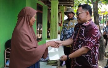 Kepala Kanwil BPN Banten menyerahkan sertipikat tanah kepada warga Desa Sukadalem secara door to door
