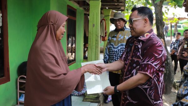 Kepala Kanwil BPN Banten menyerahkan sertipikat tanah kepada warga Desa Sukadalem secara door to door