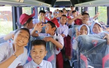 Personel Brimob Polda Sumut mengantar pelajar SD di Tanjung Morawa pulang ke rumah.