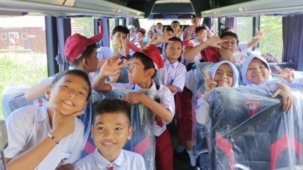 Personel Brimob Polda Sumut mengantar pelajar SD di Tanjung Morawa pulang ke rumah.