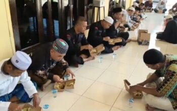 Personel Brimob Polda Sumut membagikan makanan dalam kegiatan Jumat Berkah di Masjid Al Jihad Tanjung Balai.