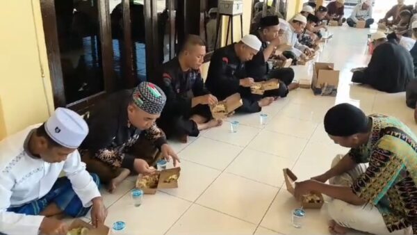 Personel Brimob Polda Sumut membagikan makanan dalam kegiatan Jumat Berkah di Masjid Al Jihad Tanjung Balai.