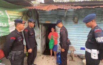 Brimob Sumut membagikan sembako kepada warga dalam rangka HUT Brimob ke-80