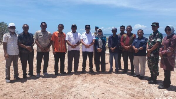 Bupati Buton Utara Afirudin Mathara meninjau proyek Kampung Nelayan Merah Putih di Desa Malalanda
