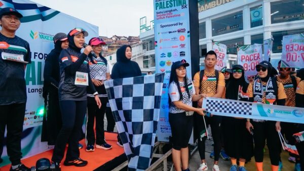 Ketua TP PKK Lampung Purnama Wulan Sari melepas peserta Charity Run For Palestina di Bandar Lampung