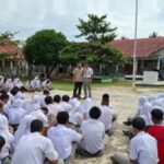 Densus 88 memberikan edukasi kebangsaan kepada pelajar SMA Negeri 1 Salapian Langkat
