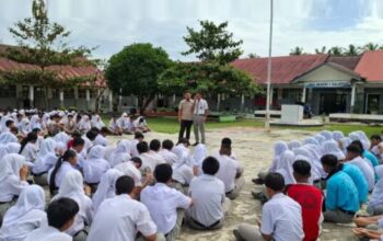 Densus 88 memberikan edukasi kebangsaan kepada pelajar SMA Negeri 1 Salapian Langkat