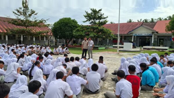 Densus 88 memberikan edukasi kebangsaan kepada pelajar SMA Negeri 1 Salapian Langkat