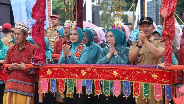 Ketua TP PKK Lampung, Batin Wulan, mencanangkan Desa TAPIS di Lampung Barat.
