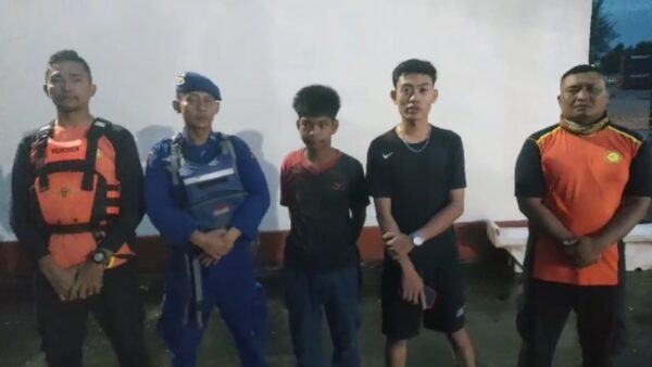 Tim Polairud dan Basarnas Ketapang evakuasi nelayan kapal bocor di Kuala Pendek