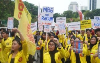 Ratusan mahasiswa menggelar aksi evaluasi 1 tahun pemerintahan Prabowo-Gibran di Jakarta