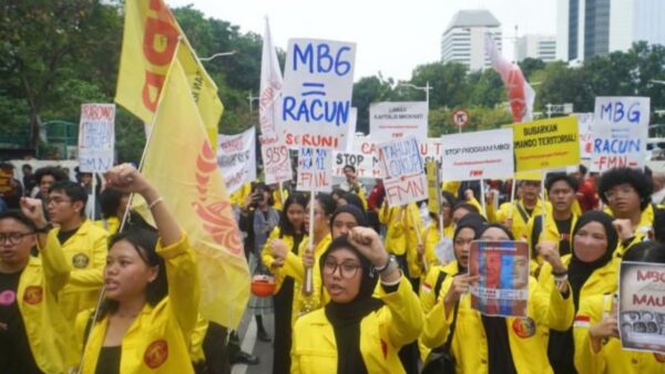 Ratusan mahasiswa menggelar aksi evaluasi 1 tahun pemerintahan Prabowo-Gibran di Jakarta