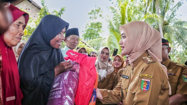 Wakil Gubernur Lampung Jihan Nurlela menyalurkan bantuan kepada warga terdampak gempa di Tanggamus