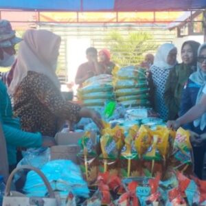 Bupati Buton Utara Buka Gerakan Pangan Murah, Harga Sembako Diserbu Warga