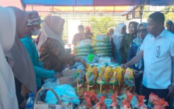 Bupati Buton Utara Afirudin Mathara membuka Gerakan Pangan Murah di Kulisusu