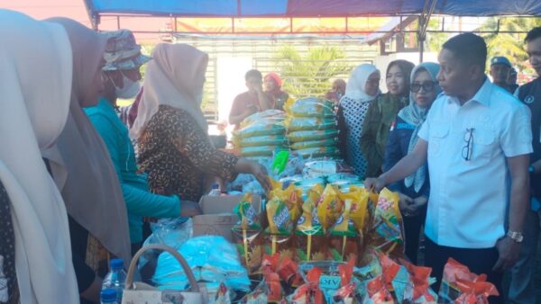 Bupati Buton Utara Afirudin Mathara membuka Gerakan Pangan Murah di Kulisusu