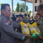 Petugas Polda Sumut membagikan beras SPHP kepada warga dalam kegiatan Gerakan Pangan Murah di Gereja GBKP Medan Amplas