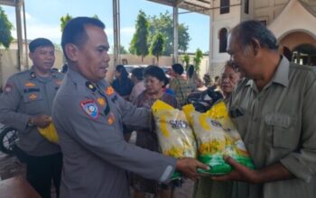 Petugas Polda Sumut membagikan beras SPHP kepada warga dalam kegiatan Gerakan Pangan Murah di Gereja GBKP Medan Amplas