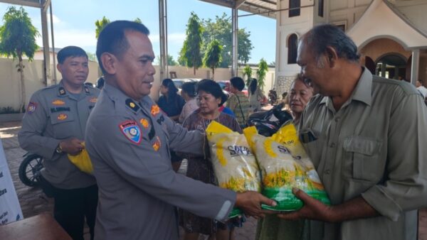 Petugas Polda Sumut membagikan beras SPHP kepada warga dalam kegiatan Gerakan Pangan Murah di Gereja GBKP Medan Amplas