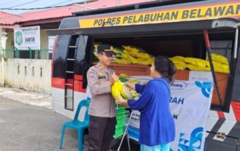 Warga membeli beras murah dalam kegiatan Gerakan Pangan Murah Polres Pelabuhan Belawan