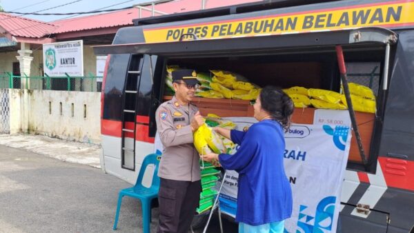 Warga membeli beras murah dalam kegiatan Gerakan Pangan Murah Polres Pelabuhan Belawan