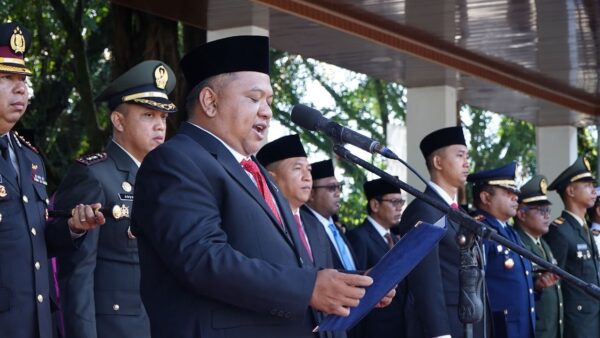 Ketua DPRD Kabupaten Sukabumi Budi Azhar Mutawali saat mengikuti upacara Hari Kesaktian Pancasila 2025