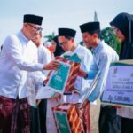 Gubernur Lampung Rahmat Mirzani Djausal memimpin upacara Hari Santri 2025 di Lapangan KORPRI.
