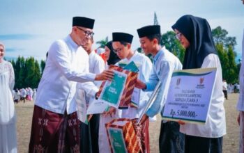 Gubernur Lampung Rahmat Mirzani Djausal memimpin upacara Hari Santri 2025 di Lapangan KORPRI.