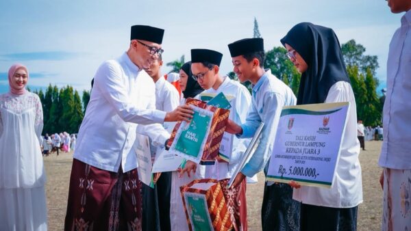 Gubernur Lampung Rahmat Mirzani Djausal memimpin upacara Hari Santri 2025 di Lapangan KORPRI.