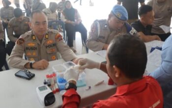 Personel Polresta Deli Serdang ikut donor darah sambut HUT ke-74 Humas Polri.