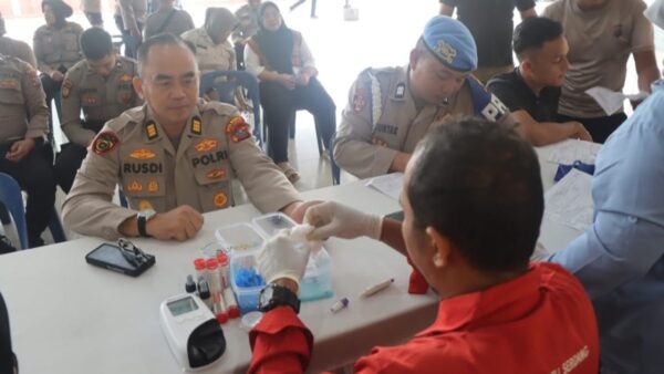 Personel Polresta Deli Serdang ikut donor darah sambut HUT ke-74 Humas Polri.