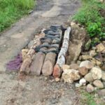 Kondisi jembatan Cimariyada di Desa Parakanbesi, Lebak, Banten yang rusak parah.