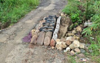 Kondisi jembatan Cimariyada di Desa Parakanbesi, Lebak, Banten yang rusak parah.