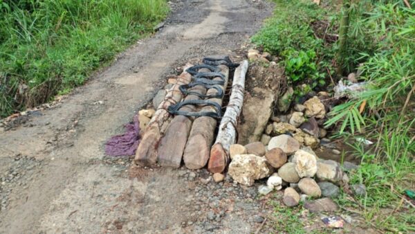 Kondisi jembatan Cimariyada di Desa Parakanbesi, Lebak, Banten yang rusak parah.