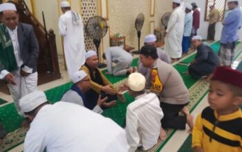 Kapolsek Benua Kayong IPDA Erwin Kolai berdialog dengan warga dalam kegiatan Jum’at Curhat di Masjid Assalam Ketapang.
