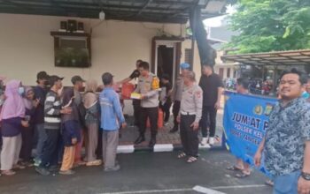 Polsek Kelapa Dua berbagi nasi kotak dalam program Jumat Peduli