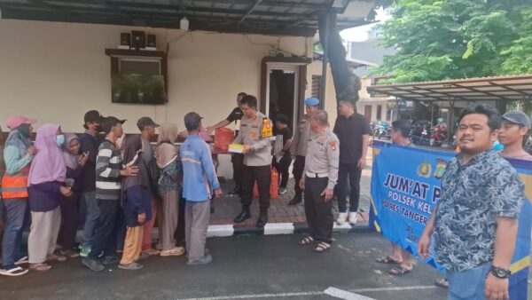 Polsek Kelapa Dua berbagi nasi kotak dalam program Jumat Peduli