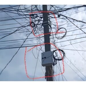 Kabel Wifi Ilegal Menjamur di Tiang PLN Labuan, Warga Pertanyakan Pengawasan