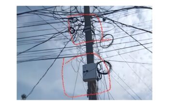 Kabel wifi ilegal menempel di tiang listrik PLN wilayah Labuan Pandeglang.