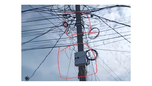 Kabel wifi ilegal menempel di tiang listrik PLN wilayah Labuan Pandeglang.