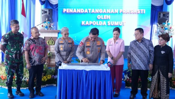 Kapolda Sumut Irjen Pol Whisnu Hermawan meresmikan SPPG Polres Pematangsiantar di Siantar Timur.