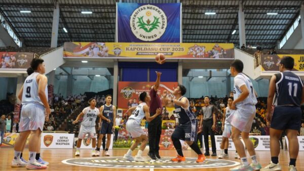 Kapolda Sumut Irjen Pol. Whisnu Hermawan membuka Kejuaraan Basket Kapoldasu Cup 2025 di UNIMED