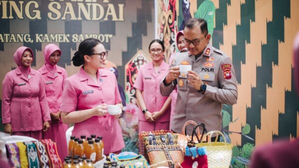 Kapolres Ketapang kunjungan kerja ke Polsek Sandai disambut tarian tradisional
