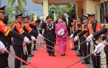 Kapolres Ketapang memimpin apel purna tugas sembilan personel Polres Ketapang.