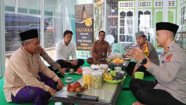 Kapolres Ketapang bersilaturahmi dengan Ketua MUI Kabupaten Ketapang.