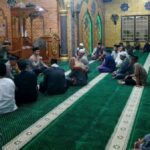 Kapolres Ketapang melaksanakan Subuh Keliling di Masjid Al-Falah bersama jamaah.