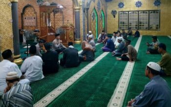 Kapolres Ketapang melaksanakan Subuh Keliling di Masjid Al-Falah bersama jamaah.