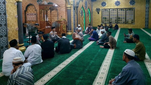 Kapolres Ketapang melaksanakan Subuh Keliling di Masjid Al-Falah bersama jamaah.