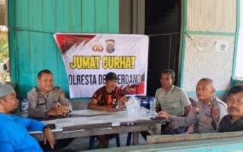 Kapolresta Deli Serdang Kombes Pol Hendria Lesmana berbincang dengan warga saat Jumat Curhat.