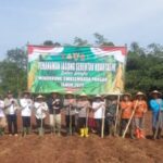 Kapolsek Maja Kompol Achri Dwi Yunito dan Kapolres Lebak AKBP Harfio Zaki tanam jagung serentak di Desa Binong, Lebak